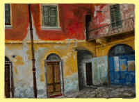 Casa abbandonata con un bel cortile. 