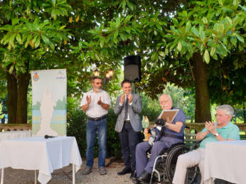 il Presidente del Circolo Fotografico riceve il Sangiovanninodoro 2019